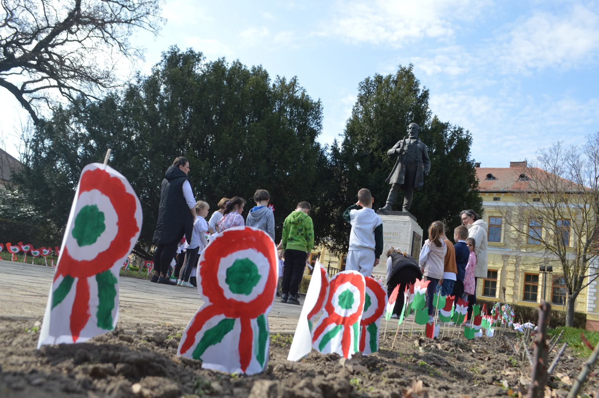 Az ovisok tisztelegtek Kossuth Lajos szobra előtt Tiszaföldváron