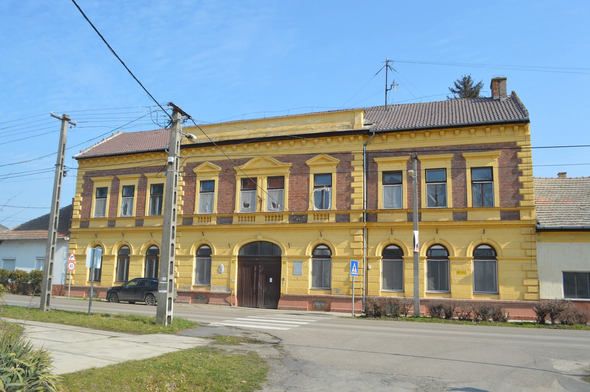 Megőrzött múlt, formálódó jövő: Bérlakásokká alakul a tiszaföldvári ódon kollégium