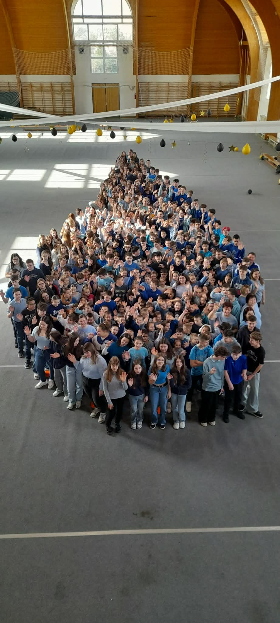 Kékbe öltözött az iskola: Élő vízcseppel ünnepelték a Víz Világnapját