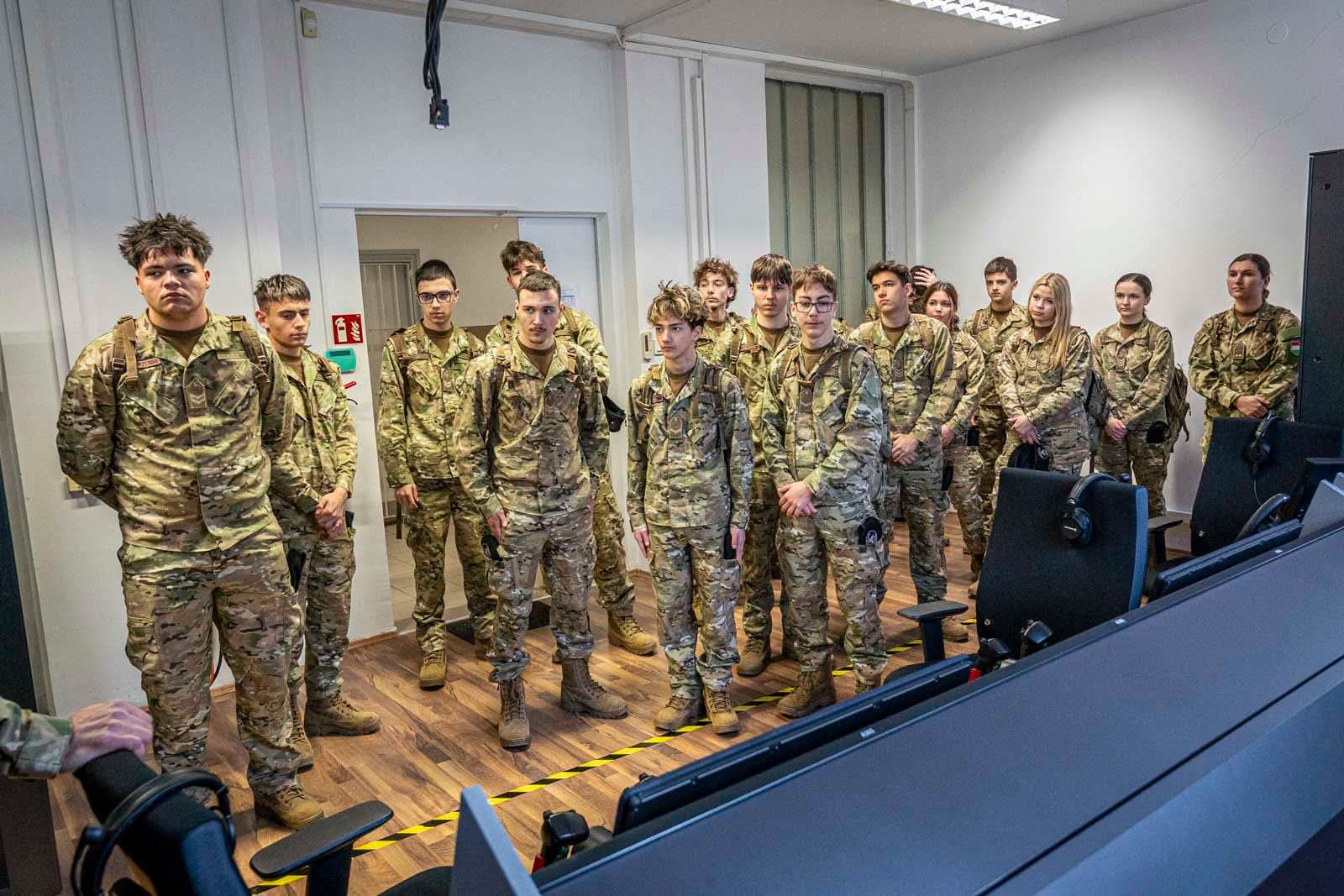 Kadétok a páncélozott dandárnál: Laktanyalátogatás Hódmezővásárhelyen